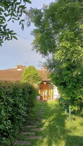 dom ze ścieżką prowadzącą do podwórka w obiekcie Le Civette Country Resort w mieście Bagno a Ripoli