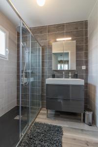 Koupelna v ubytování Les Villas de Castel - Villa Les Chênes + 43 fotografií