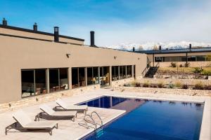 une maison avec une piscine et deux chaises et un bâtiment dans l'établissement Auberge Du Vin, a Tribute Portfolio Hotel, à Tupungato