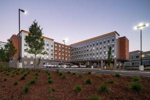 ein großes Gebäude mit einer Straße davor in der Unterkunft Fairfield Inn & Suites by Marriott Boston Waltham in Waltham