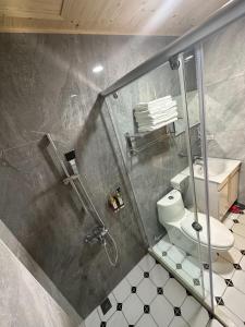 Un baño de 聚一夏民宿