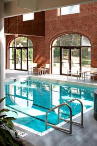 בריכת השחייה שנמצאת ב-Delta Hotels by Marriott Bessborough או באזור