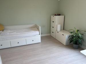 1 dormitorio con 1 cama, vestidor y planta en Villa Stockholm Täby, en Estocolmo