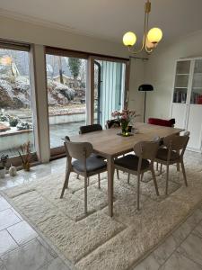 Una mesa y sillas de madera en una sala de estar. en Villa Stockholm Täby, en Estocolmo