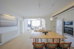 Η κουζίνα ή μικρή κουζίνα στο Warm Four Bedroom Apartment with Huangpu River View