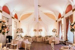 un ricevimento di nozze in una sala da ballo con tavoli e sedie di Delta Hotels by Marriott Bessborough a Saskatoon