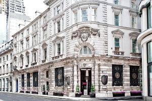 ロンドンにあるスレッドニードルズ オートグラフ コレクション バイ マリオットの市道の白い大きな建物