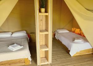 Postel nebo postele na pokoji v ubytování Mareleon Camping