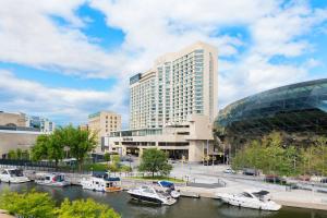 un grand bâtiment avec des bateaux dans un port de plaisance dans l'établissement The Westin Ottawa, à Ottawa