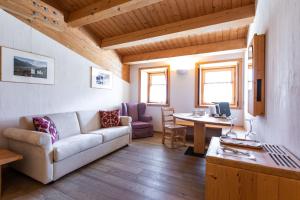 a living room with a couch and a table at Agriturismo La Fiorida in Mantello
