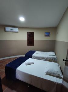 een kamer met 2 bedden in een kamer bij Residência Europa in Luis Correia