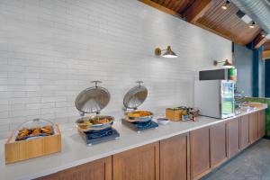 eine Küche mit drei Schüsseln Essen auf der Theke in der Unterkunft Fairfield Inn Rochester Airport in Rochester