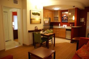 cocina y sala de estar con mesa y comedor en Residence Inn Pittsburgh Monroeville/Wilkins Township, en Monroeville