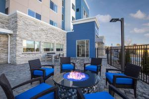 een patio met een tafel en stoelen en een vuurplaats bij Residence Inn by Marriott Anderson Clemson in Anderson