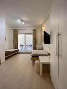 Schlafzimmer mit einem Bett, einem Schreibtisch und einem Tisch in der Unterkunft Apartmani Maximus in Subotica