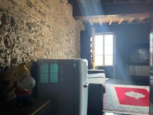 Habitación con paredes azules y pared de ladrillo. en Ardesia Exclusive Apartament, en Parma