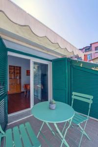 una mesa azul y sillas en un patio con mesa en La casa di Marina, en San Remo