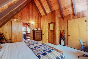 Swantonにある667 Summit Drの木製の壁のベッドルーム1室(ベッド1台付)