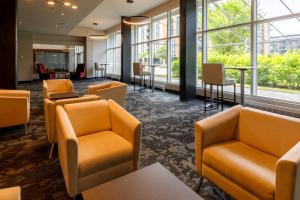 Area soggiorno di Four Points by Sheraton Lévis Convention Centre
