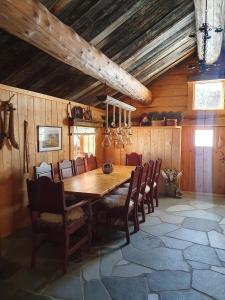 Hytte i Hallingdal/Flå في فلو: غرفة طعام مع طاولة وكراسي خشبية