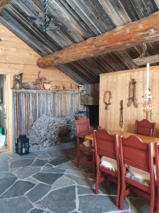 een kamer met een tafel en stoelen en een open haard bij Hytte i Hallingdal/Flå in Flå