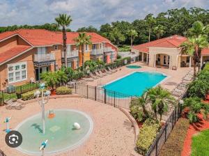 una imagen de una piscina en una casa en Relaxing, Private Family Home At Lake Berkley Resort, South Facing Pool, Near Disney, SeaWorld, en Kissimmee