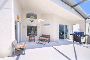 sala de estar con chimenea y fogones en Relaxing, Private Family Home At Lake Berkley Resort, South Facing Pool, Near Disney, SeaWorld, en Kissimmee