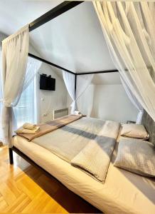 1 dormitorio con 1 cama grande y cortinas en Town hostel, en Peje