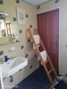 A bathroom at Ranch Dei Salassi del Suc