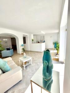 a living room with a green statue on a table at Hotel Guarracino in Capri