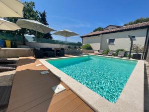 史菲芬奇納的住宿－Cosy and lovely villa Trosti with a POOL，一座房子后院的游泳池