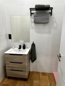 La salle de bains est pourvue d'un lavabo et d'un miroir. dans l'établissement Love Pink Gran Via, à Madrid