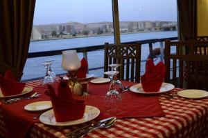 Un restaurante o sitio para comer en Nile cruise every Monday 4 night Luxor Aswan -3nights every Friday Aswan Luxor