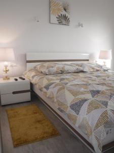 sypialnia z dużym łóżkiem i stolikiem nocnym w obiekcie Villa Luis w Dziwnowie