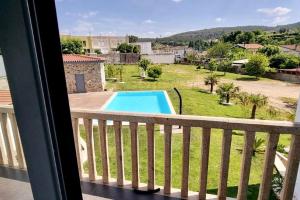 Una vista de una piscina desde un balcón. en Casas Castelhano - Minho Braga, en Mire de Tibães