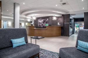 um lobby com dois sofás e uma sala de espera em Courtyard by Marriott St. John's Newfoundland em St. John's