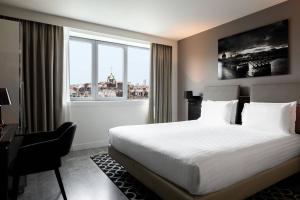 une chambre d'hôtel avec un lit et une fenêtre dans l'établissement AC Hotel Paris Porte Maillot by Marriott, à Paris