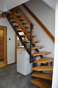spiralne schody w kuchni z drewnianymi bieżniami w obiekcie Balatonszemes Nyaraló w mieście Balatonszemes