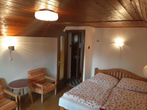 sypialnia z łóżkiem, stołem i krzesłami w obiekcie Balatonszemes Nyaraló w mieście Balatonszemes