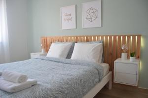 ein Schlafzimmer mit einem Bett mit zwei Handtüchern darauf in der Unterkunft Horta la Vita in Horta