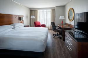 um quarto de hotel com uma cama grande e uma secretária em St. Petersburg Marriott Clearwater em St. Petersburg