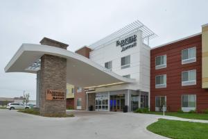 un edificio de hospital con un cartel delante en Fairfield Inn & Suites by Marriott Fremont, en Fremont