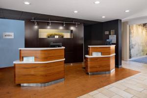 een lobby met een receptie met houten werkbladen bij Courtyard by Marriott Tucson Williams Centre in Tucson