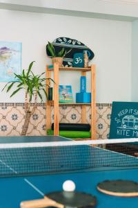 un tavolo da ping pong in una stanza di The Kitesurf Lodge a Casal do Narcizo