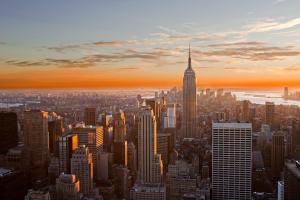 uma vista para os arranha-céus de uma cidade ao pôr-do-sol em Fairfield Inn & Suites New York Manhattan/Downtown East em Nova York