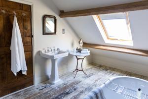 a bathroom with two sinks and a bath tub at Seaves Mill in York