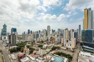 een luchtzicht op een stad met hoge gebouwen bij W Panama in Panama-Stad