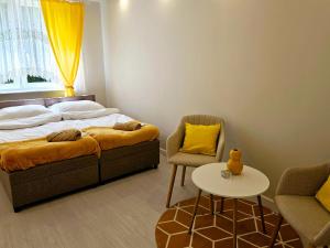 グダニスクにあるSweet Dreamのベッドルーム1室(ベッド1台、テーブル、椅子付)