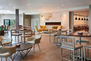 The lounge or bar area at Four Points by Sheraton Toronto Airport