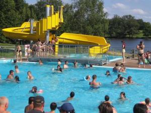 un grupo de personas nadando en una piscina en Gite du Grand Chene, en Saint-Léger-Magnazeix